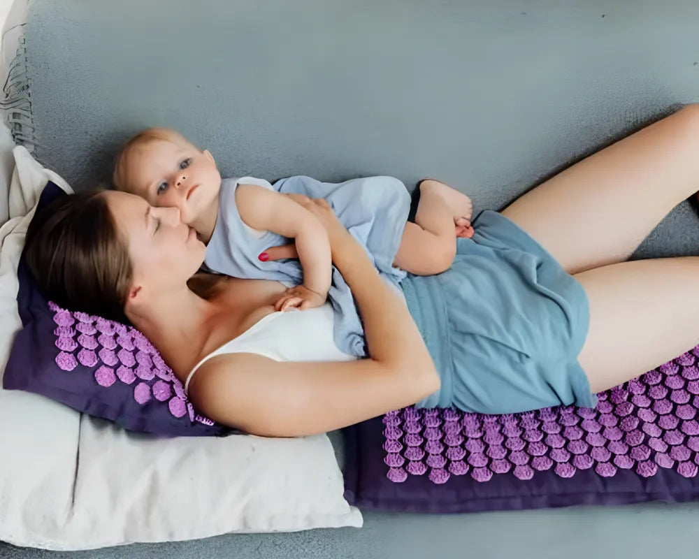 Femme avec un tapis acupression et son enfant 