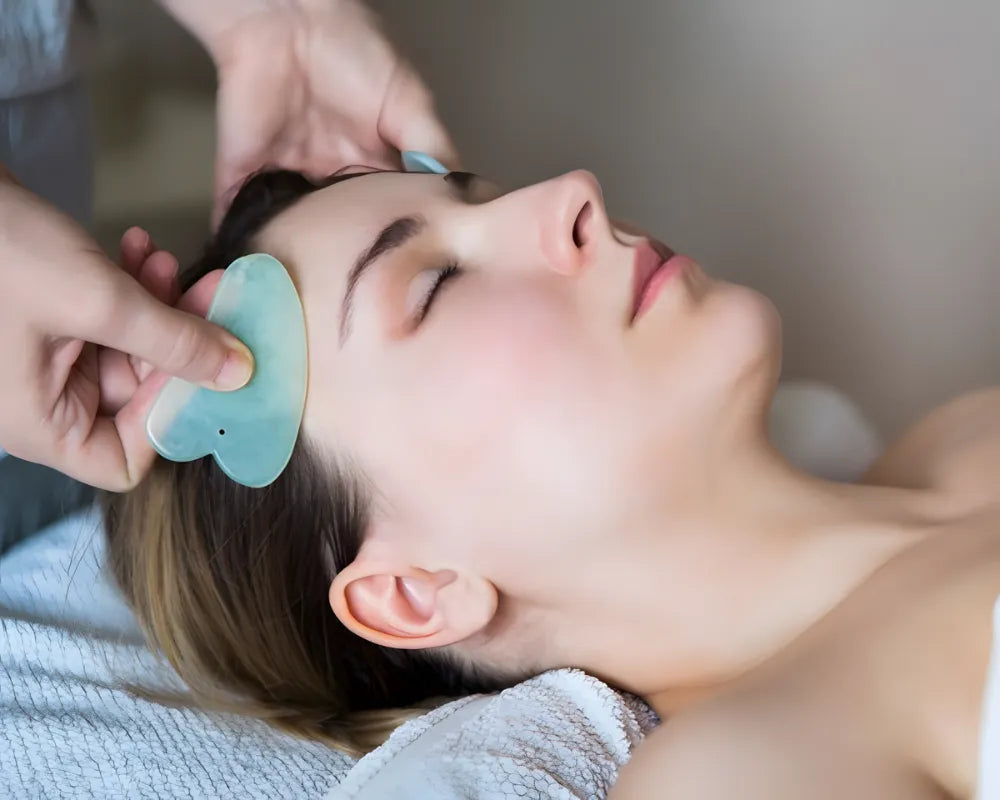 femme avec un gua sha bleu