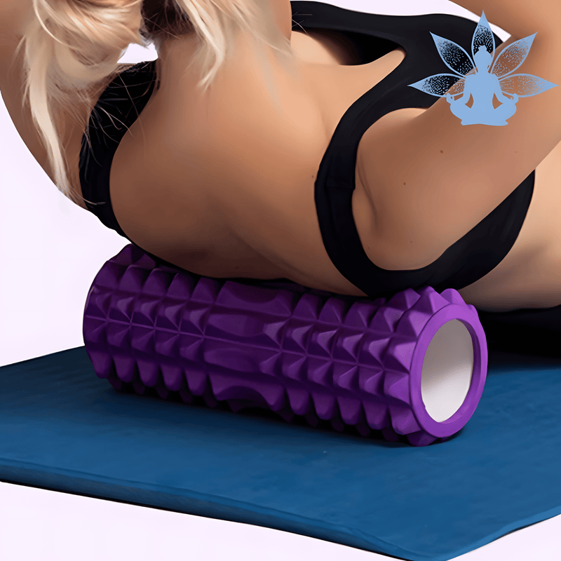 Femme sur le dos avec un rouleau masseur yoga violet avec un tapis de yoga 