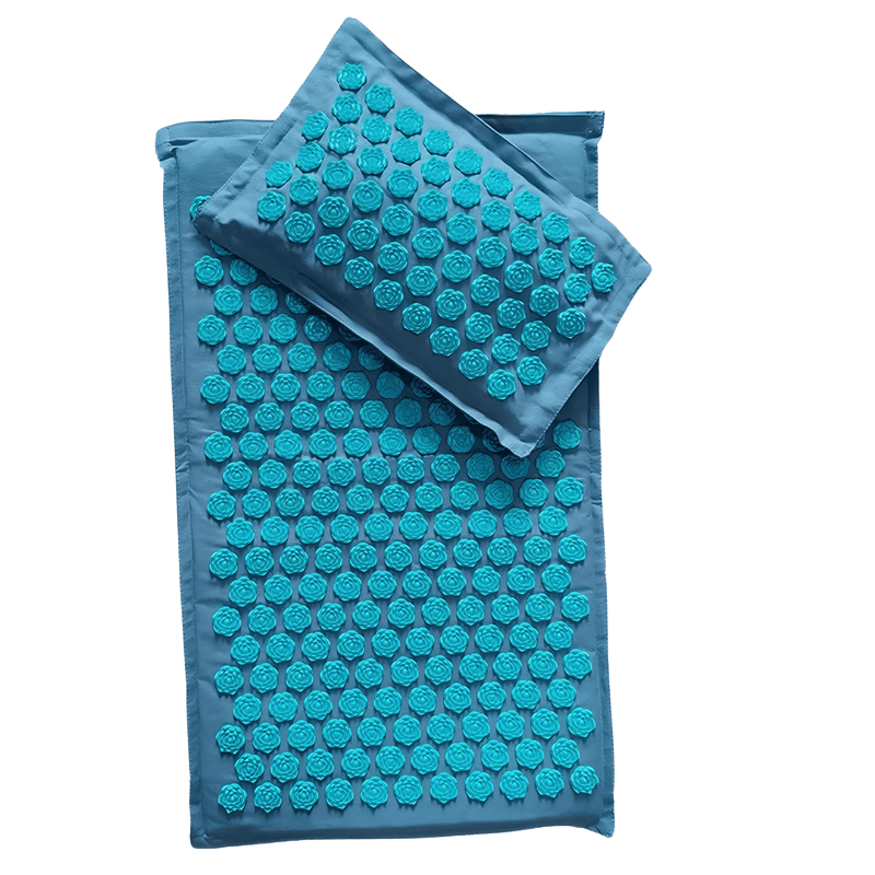 Tapis acupression avec un coussin bleu